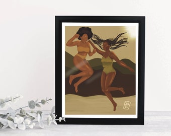 Puede incluir: Dos mujeres de piel oscura y cabello largo están saltando en el aire. Llevan trajes de baño amarillos y verdes. El fondo es de color marrón claro con colinas verdes. La imagen está en un marco negro.