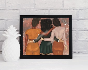 Puede incluir: Una impresión enmarcada de tres mujeres de pie juntas, con los brazos alrededor de la otra. Las mujeres visten ropa colorida y tienen diferentes peinados. El fondo es un diseño abstracto rosa y blanco.