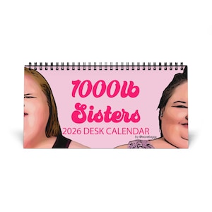 Può includere: Un calendario da tavolo con la scritta "1000lb Sisters" in rosa su sfondo rosa chiaro. Il calendario è per l'anno 2026 e include illustrazioni di due donne. Il calendario è rilegato a spirale.