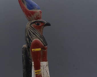 Estatua del dios Horus con cabeza de halcón de pie, escultura única de museo de arte pintada a mano, hecha en piedra pesada en Egipto