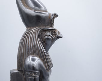 Estatua de Horus, dios del cielo con cabeza de halcón, de pie, de gran piedra negra, hecha en Egipto.