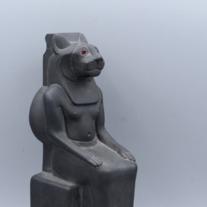 Dea egiziana unica sekhmet seduta sul trono, pietra scolpita vintage realizzata in Egitto