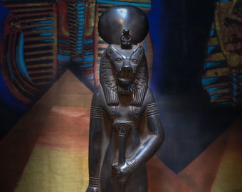 Statue der Göttin Sekhmet, schwarz, stehend. Großer, massiver, schwerer altägyptischer Altar, hergestellt in Ägypten