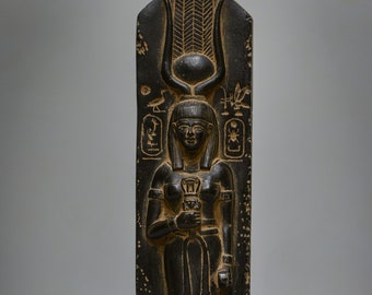 Estatua de la diosa Hathor sosteniendo un sistro Escultura en relieve de piedra negra pesada con inscripciones jeroglíficas únicas hechas en Egipto.