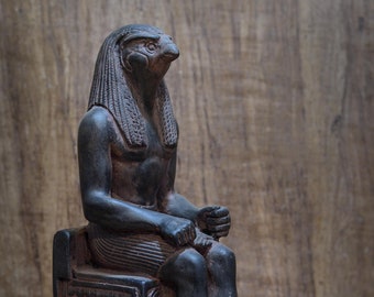 Estatua del dios Horus sentado con cabeza de halcón Escultura pesada de piedra negra hecha en Egipto