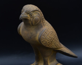 Estatua Horus Halcón pájaro con cabeza de dios del cielo Escultura única Figura Piedra negra terrosa hecha en Egipto