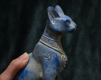 unica statua della dea Bastet gatto scultura in pietra blu pesante, con scarabeo sul petto, antica arte egizia realizzata in Egitto