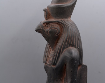 Estatua del Halcón de Horus: Dios egipcio del cielo, escultura de piedra negra.