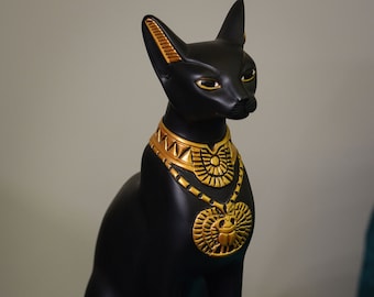 猫の女神バステトのユニークな像。胸には大きな黒金塗装のスカラベ