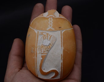 único escarabajo sagrado escarabajo Amuleto marrón vintage grande Escultura tallada en piedra con jeroglíficos antiguo arte egipcio decoración del altar hecho en Egipto