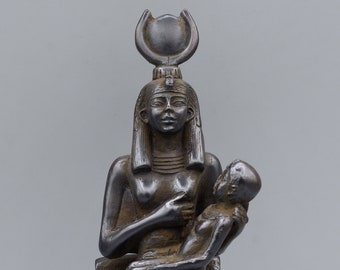 Statua della dea Iside della guarigione che allatta il bambino Horus, pietra nera unica con arte egizia geroglifica realizzata in Egitto