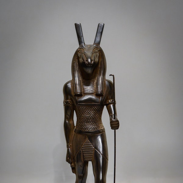 Estatua negra única y grande de Seth, dios egipcio del caos y el desierto, hecha en Egipto.