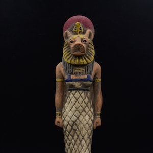 Estatua de arte egipcio antiguo de la diosa Sekhmet de piedra pintada pesada hecha en Egipto
