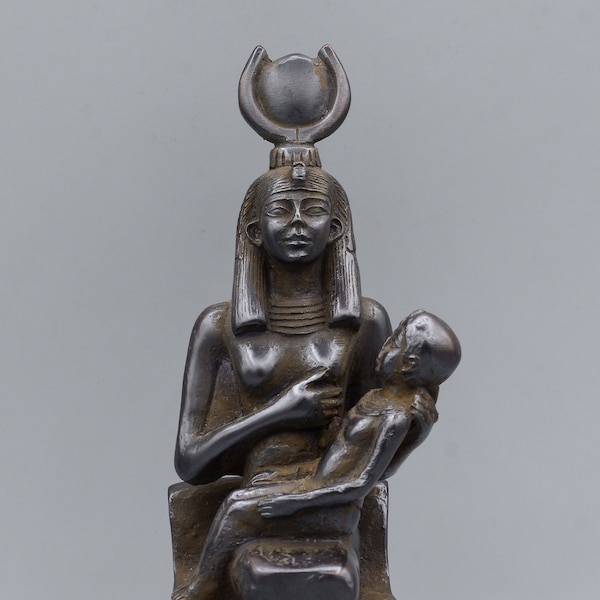 Statue d'Isis, déesse de la guérison, allaitant l'enfant Horus, pierre noire unique, avec art égyptien hiéroglyphique fabriqué en égypte