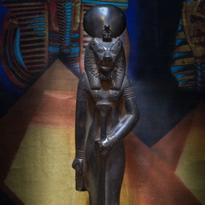 エジプト製の、大きくて頑丈な、古代エジプトの祭壇に立つ女神セクメトの黒い像