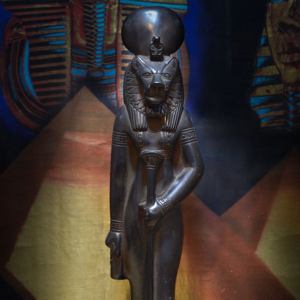 Beeld van Godin Sekhmet zwart staand Groot massief zwaar oud Egypte altaar gemaakt in Egypte