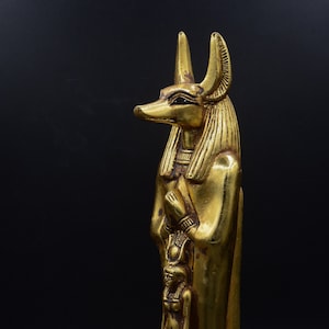 estatua Anubis dios de la muerte escultura piedra pesada hoja de oro hecha en Egipto