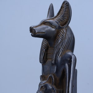 Estatua negra de Anubis de estilo antiguo: decoración de altar egipcio