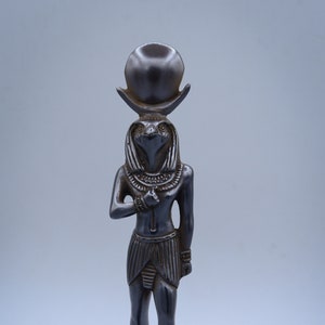 Ägyptische Statue des Sonnengottes Ra Harachte, bekrönt mit einer Sonnenscheibe aus Ägypten