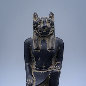 Estatua de arte egipcio única de la diosa Sekhmet sentada en piedra pesada negra hecha en Egipto