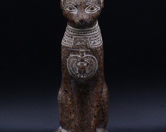 古代エジプト バステト女神 猫像 スカラベ ヒエログリフ 石風オブジェ 置物 エジプトの女神バステトの猫の像、前面にスカラベ、ホルスの目、花崗岩