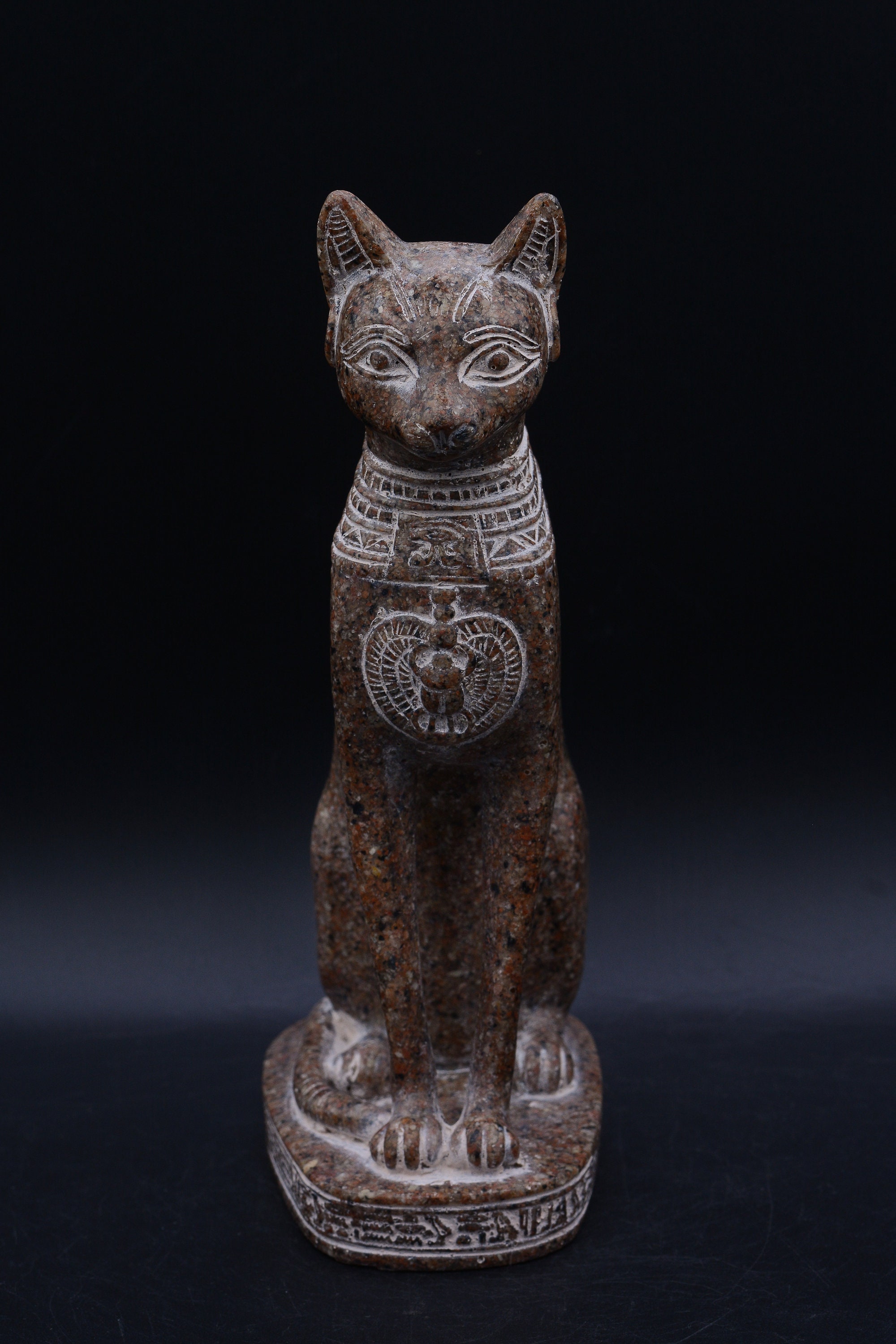 エジプトの女神バステトの猫の像、前面にスカラベ、ホルスの目、花崗岩