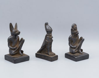 Conjunto de 3 estatuas pequeñas de ''Anubis, Sekhmet y Horus'' fabricadas en Egipto