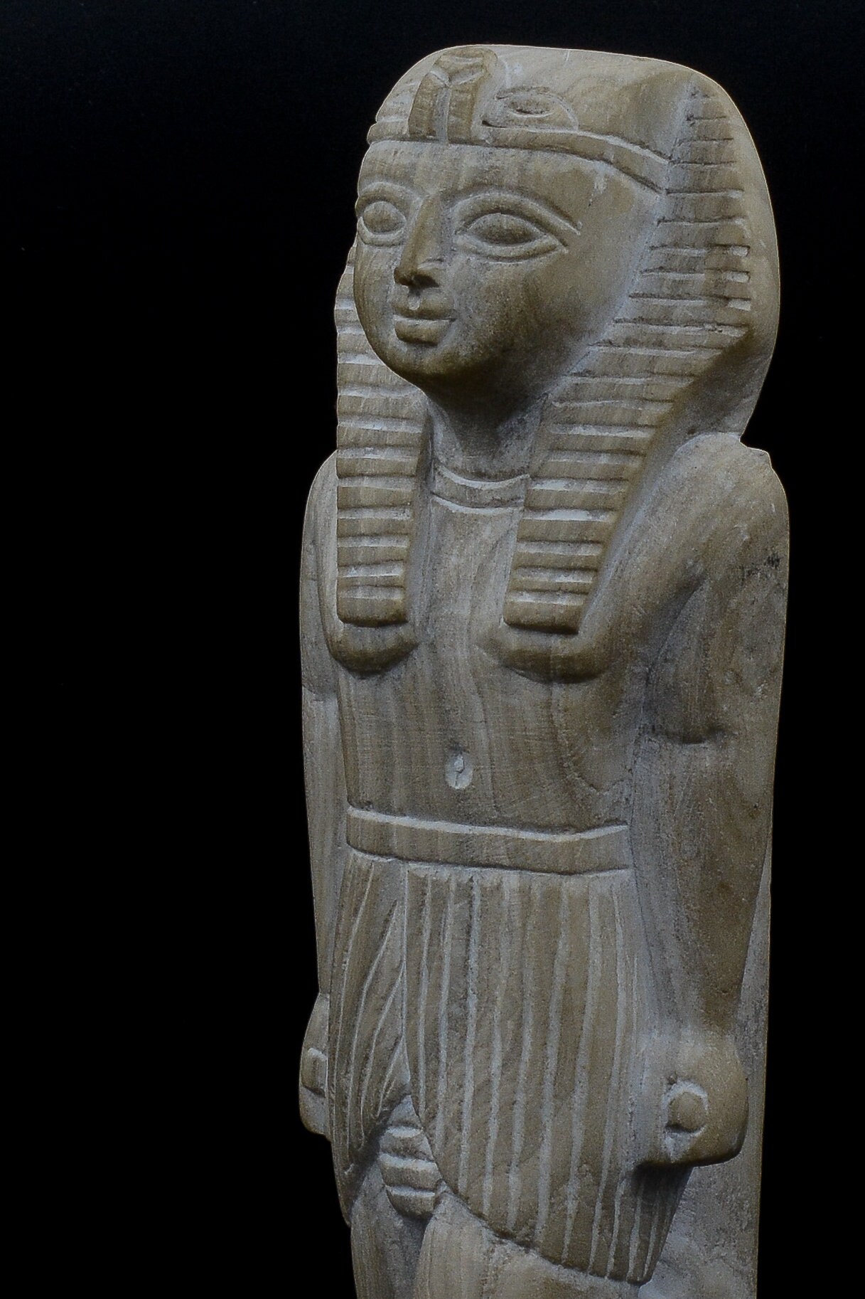 古代エジプト展 木製に代わる石製の人型棺は末期王朝時代（前664