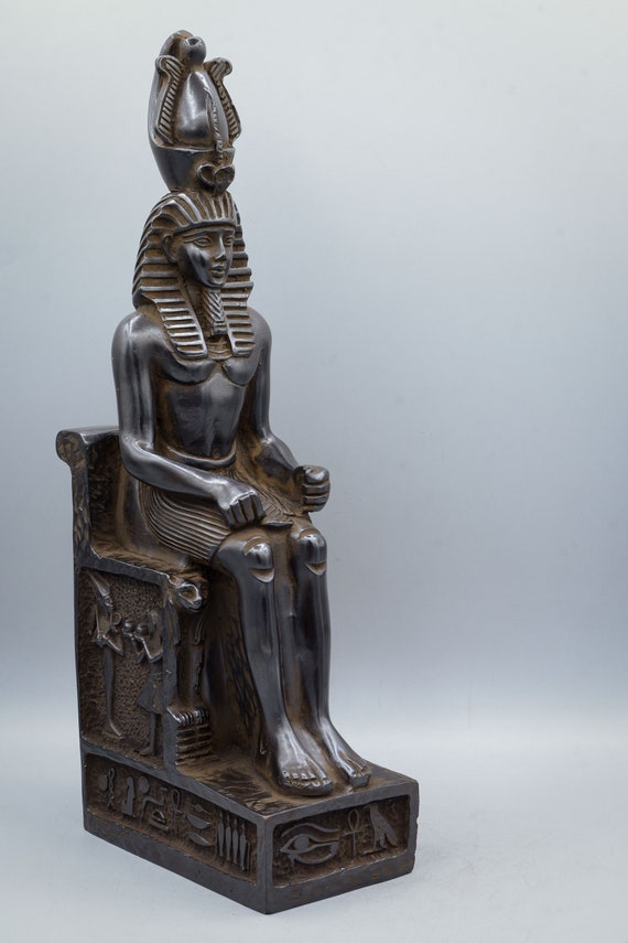 ラムセス2世のエジプト像。エジプトで作られた、大きくて重い黒い石像