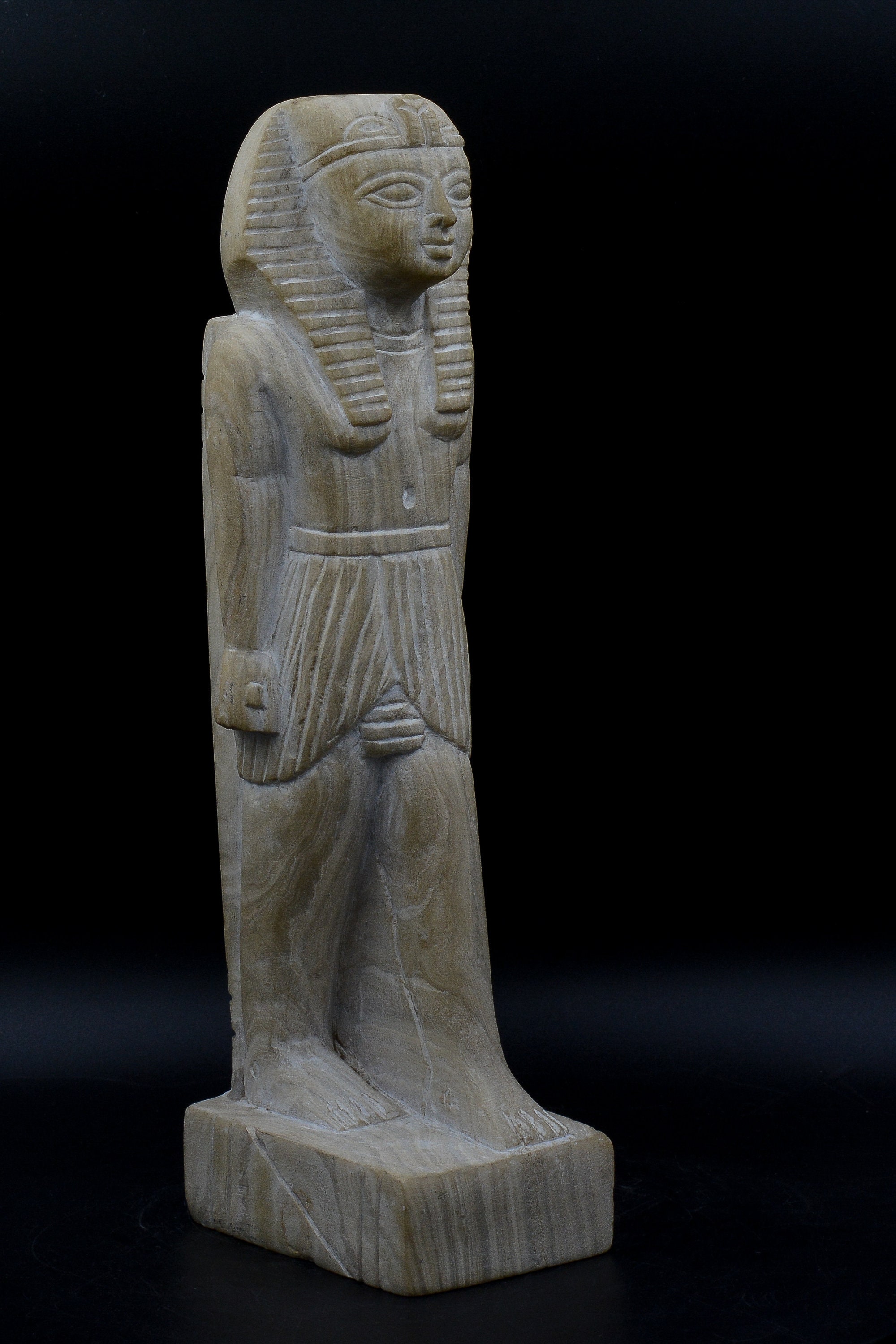 紀元前26世紀の古代エジプトのファラオカフラーの閃緑岩像