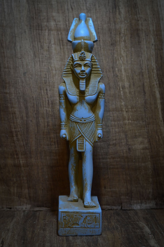 ラムセス2世の像 青い大きな石の彫刻 エジプトで作られた