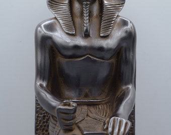 エジプト美術のユニークなカフラー王像。エジプトで作られた重厚な