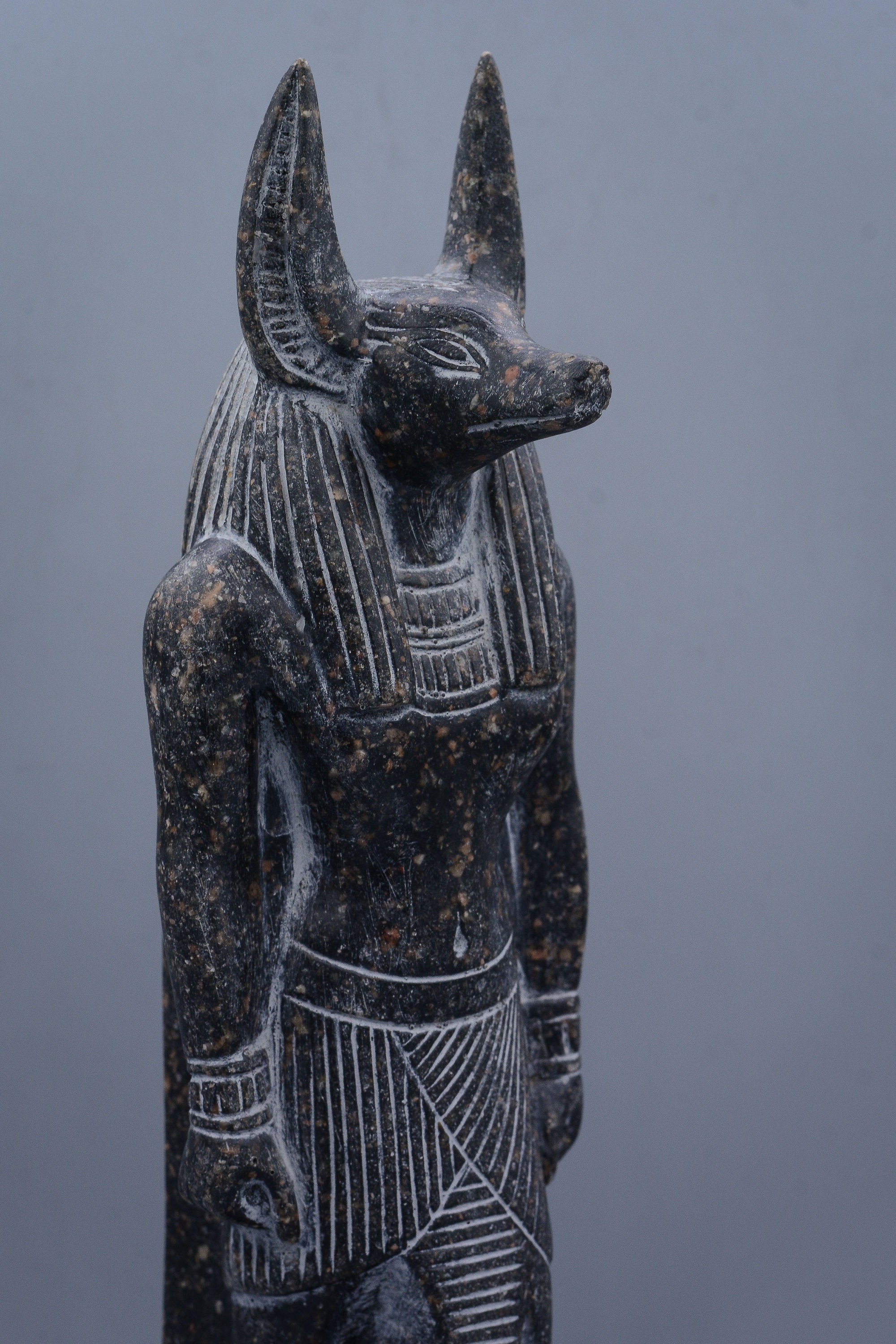 エジプトの神アヌビスの像、エジプト製の大きな花崗岩の重い石