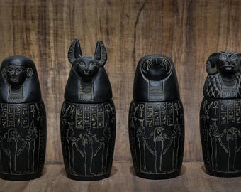 箱付きのカノプス壺のレプリカ4つ。素晴らしい装飾とトルコ石の釉薬が