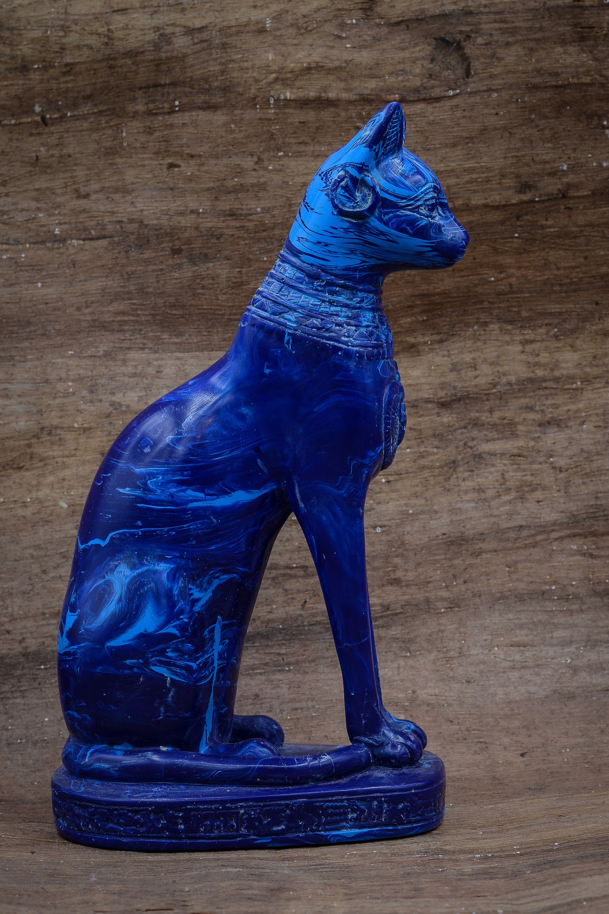 胸にスカラベを乗せた青い女神バステト猫の像 エジプトで作られた