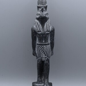K&ouml;nnte beinhalten: Schwarze Steinstatue eines &auml;gyptischen Gottes mit einem Krokodilkopf, der eine hohe Kopfbedeckung tr&auml;gt. Die Statue steht auf einem quadratischen Sockel mit Hieroglyphen.
