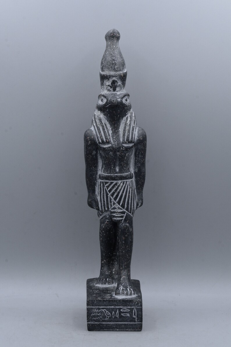 K&ouml;nnte beinhalten: Schwarze Steinstatue eines &auml;gyptischen Gottes mit einem Krokodilkopf, der eine hohe Kopfbedeckung tr&auml;gt. Die Statue steht auf einem quadratischen Sockel mit Hieroglyphen.