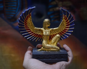 Statuetta della dea delle ali di Iside dipinta a mano in foglia d'oro arte egizia realizzata in Egitto