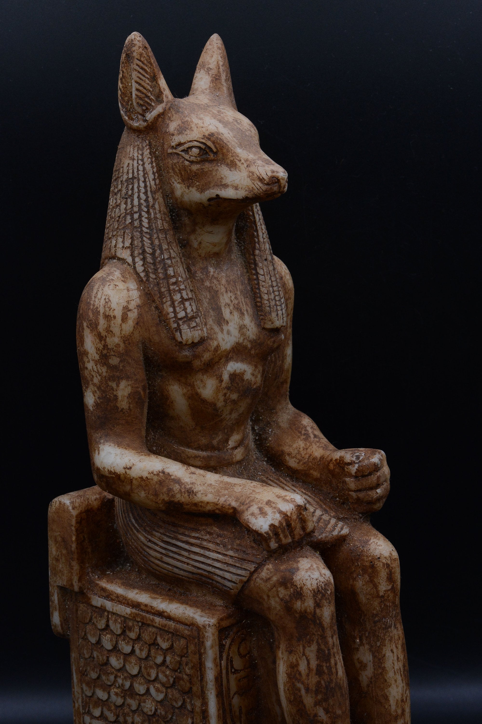 ユニークな古代エジプトのアヌビス神が玉座に座る重厚な像、エジプトで