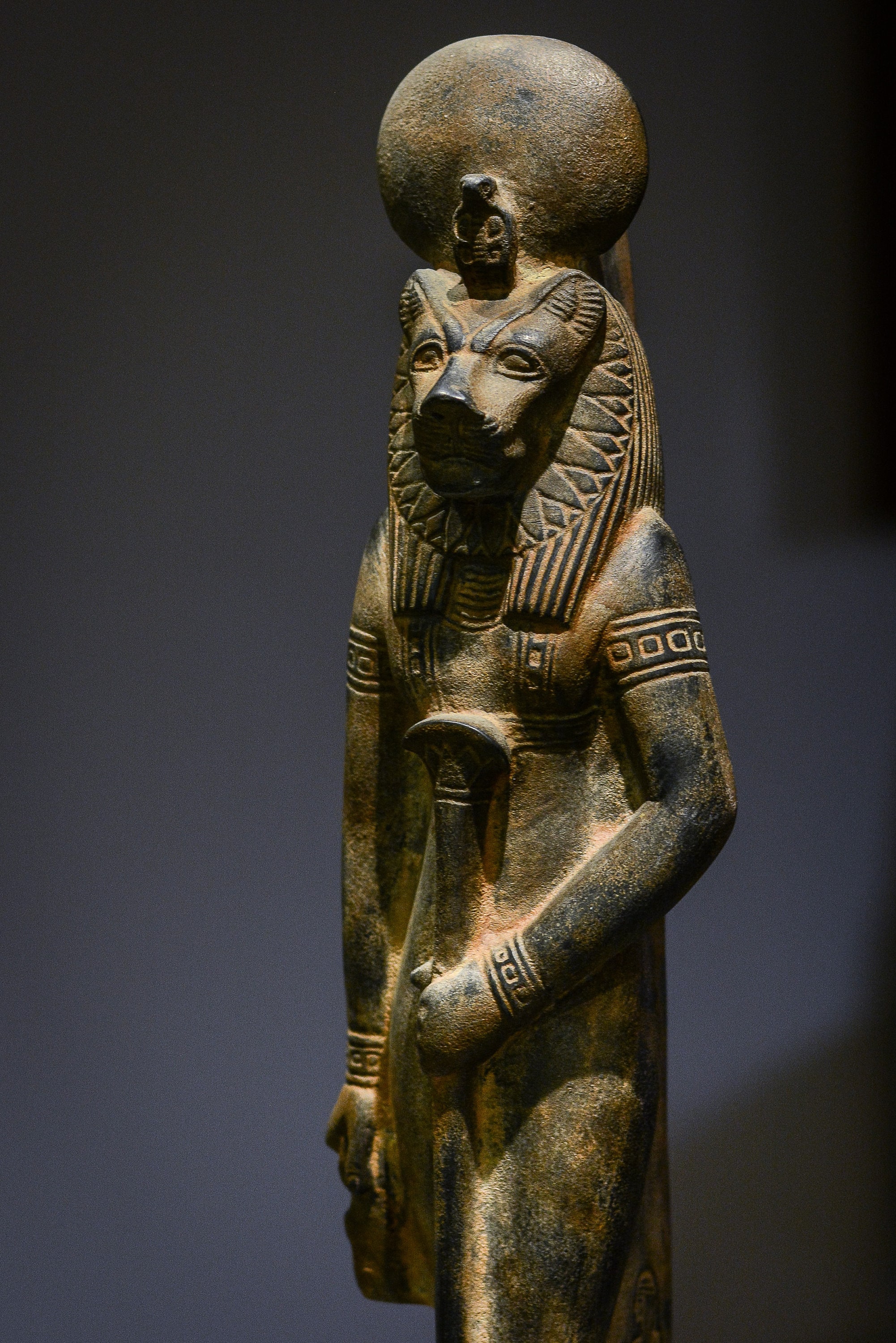 エジプトで作られた、セクメト女神の立つユニークな像。力強い