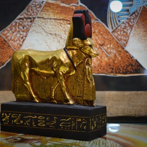 Unique statue of Hathor Protecting Psammetik heavy stone painted gold leaf made in egypt