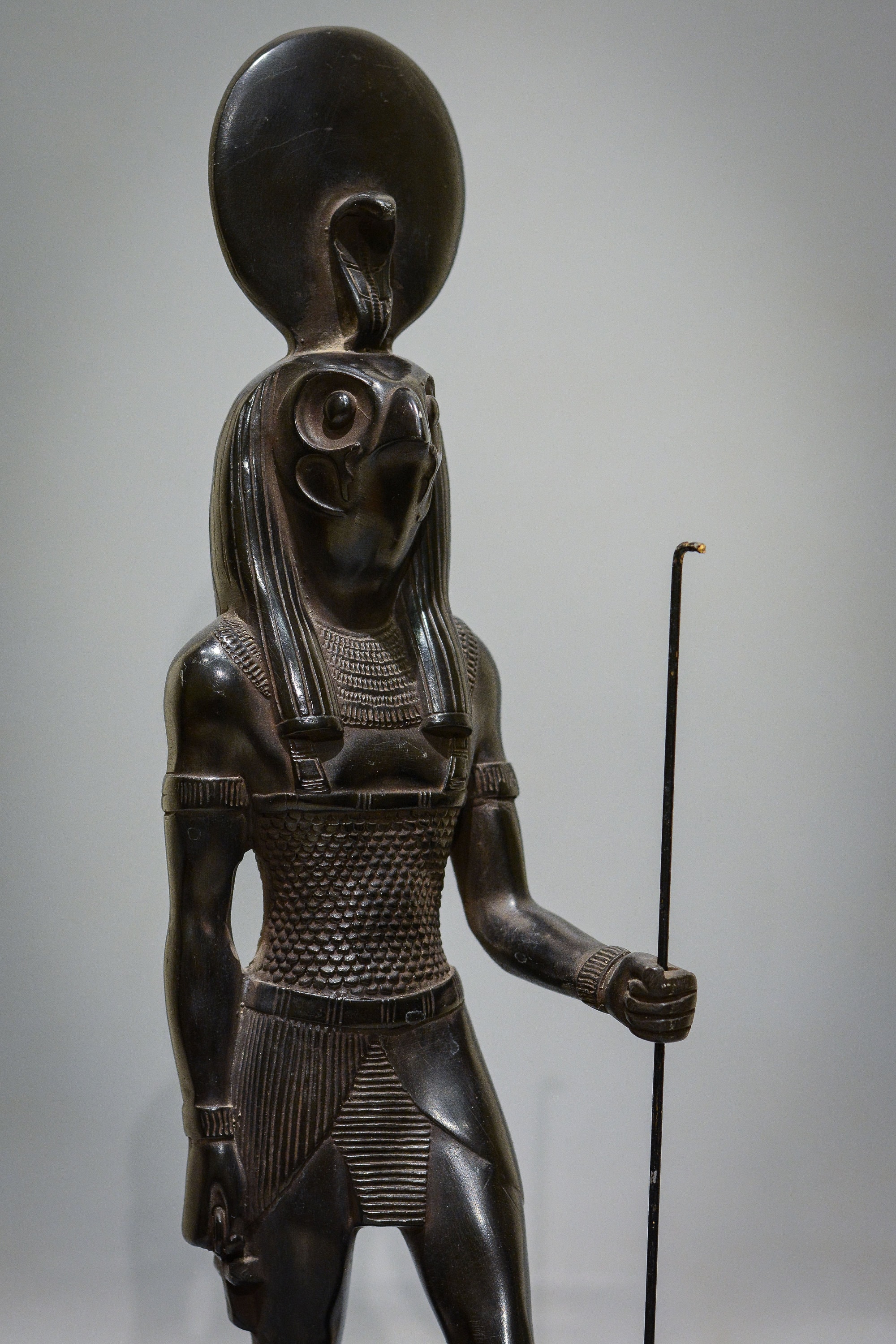 太陽の円盤を戴冠した太陽神ラー・ハラクテの像。エジプト製のユニーク