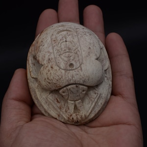 Único escarabajo sagrado escarabajo Amuleto Escultura tallada a mano piedra vintage arte egipcio hecho en Egipto