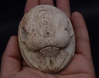 エジプトで作られたユニークな神聖なスカラベのお守りの彫刻、手彫りの石のヴィンテージエジプトアート