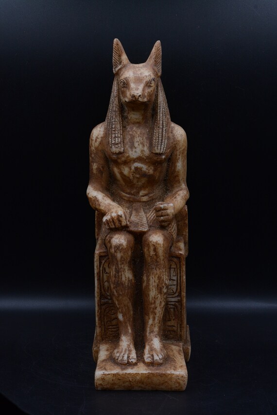 ユニークな古代エジプトのアヌビス神が玉座に座る重厚な像、エジプトで