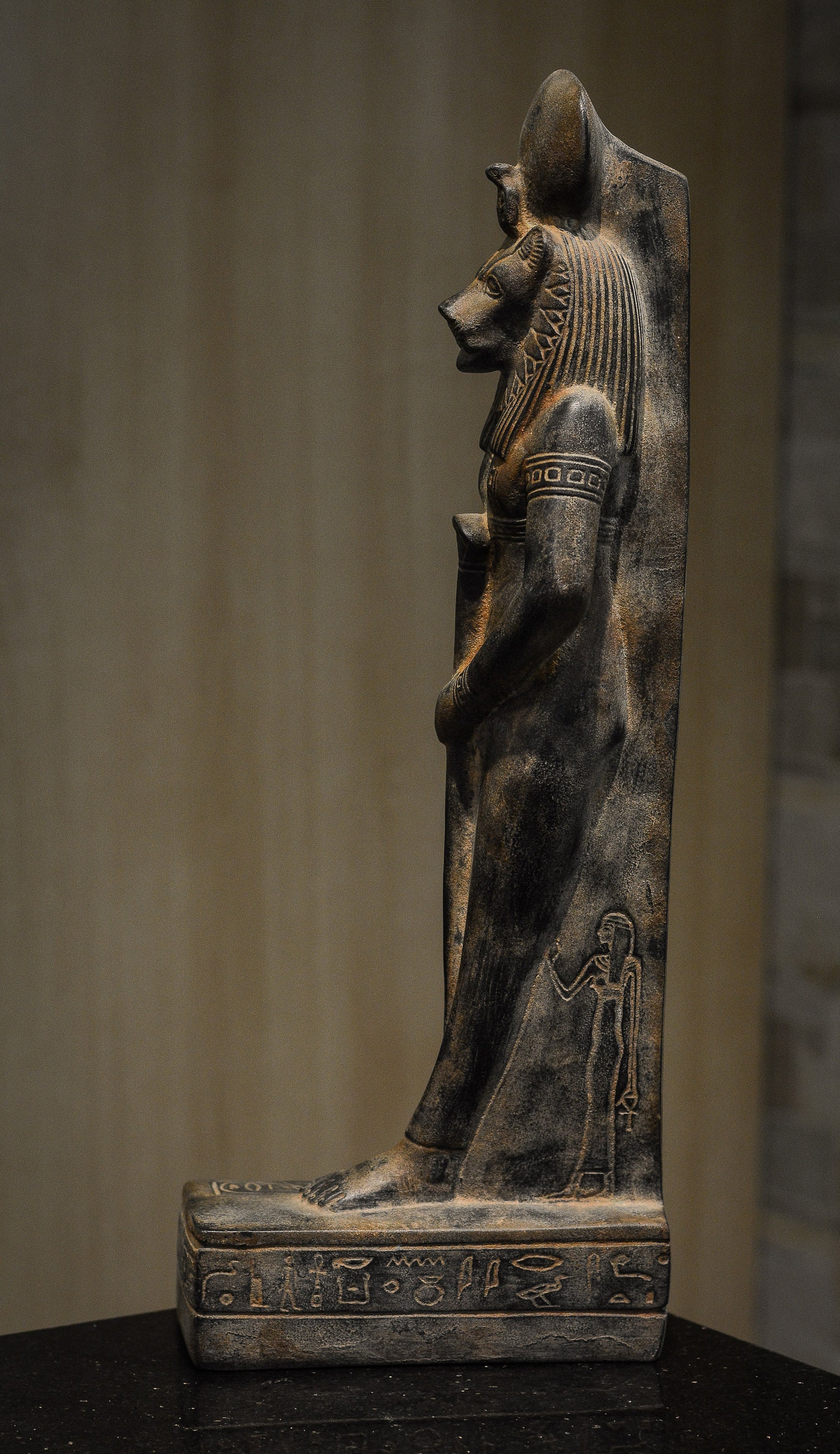 エジプトで作られた、セクメト女神の立つユニークな像。力強い