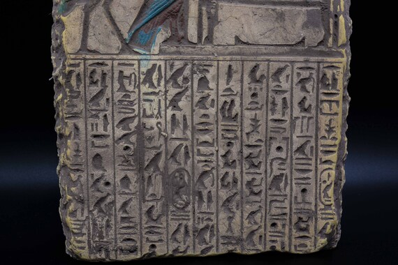 ユニークな古代エジプト王ツタンカーメンの若き日のヒエログリフ彫刻 