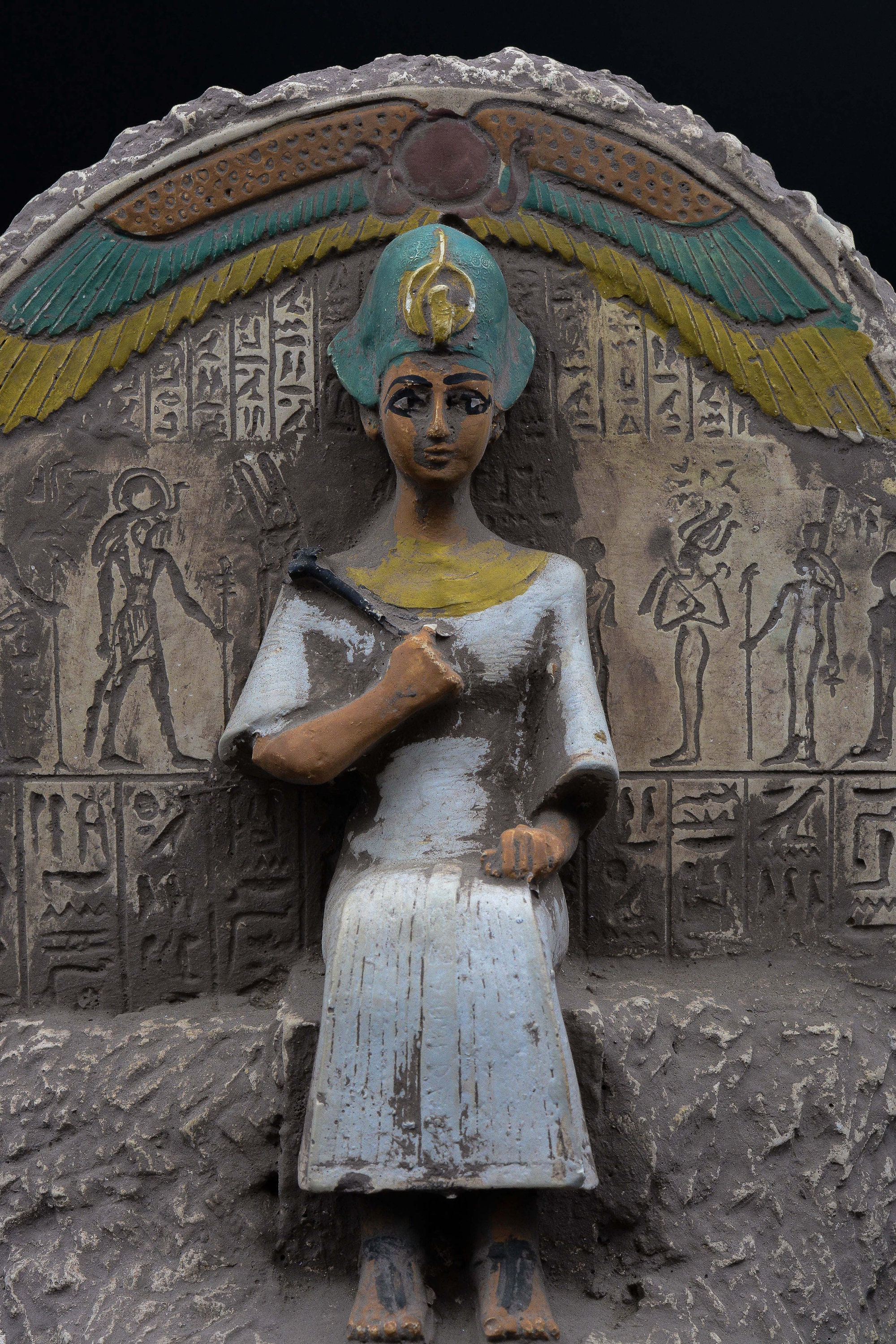 ユニークな古代エジプト王ツタンカーメンの若き日のヒエログリフ彫刻 
