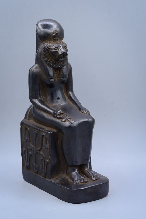 エジプトの女神セクメトの座像。エジプトで作られた重厚な黒い石ででき