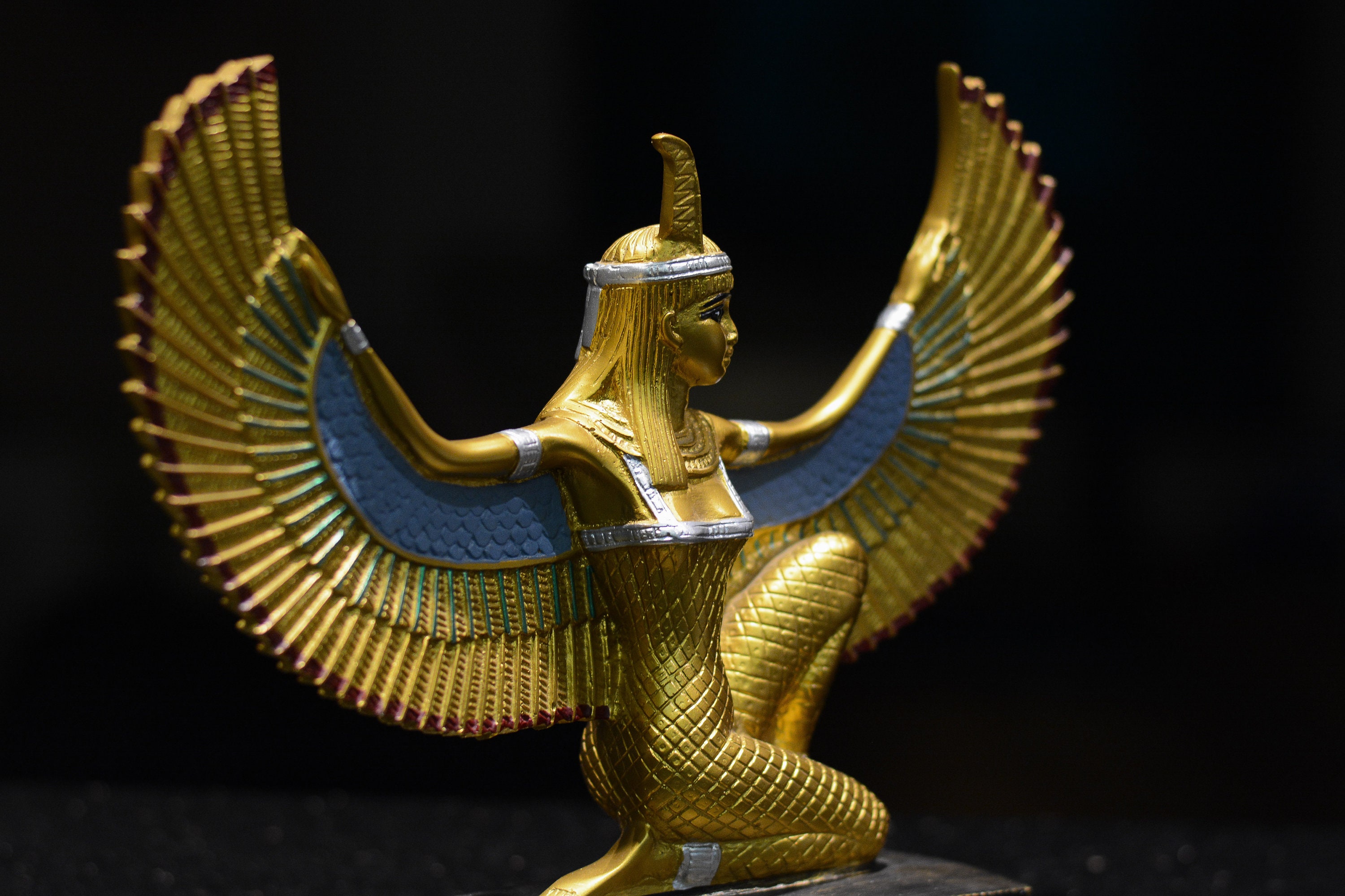 ユニークな像、バランスと真実の女神マアト、翼を開いた金色の手描きの